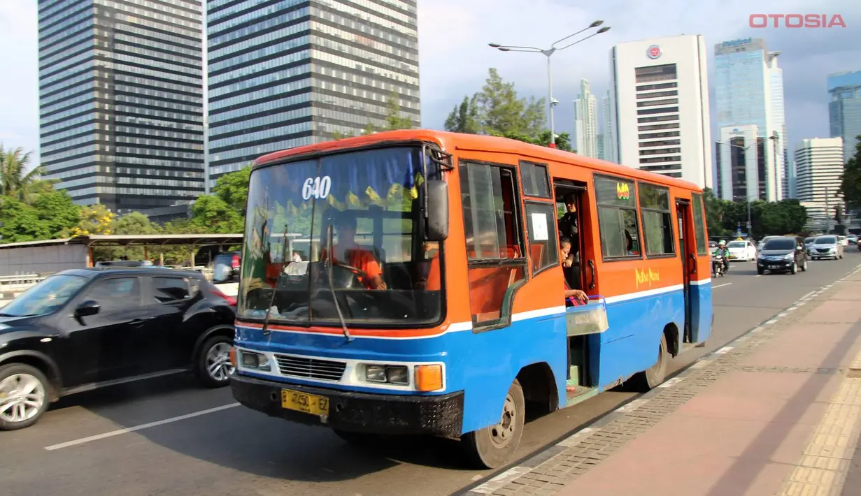 Metro Mini berjalan diantara gedung - gedung bertingkat di Jakarta (source: Wikipedia)