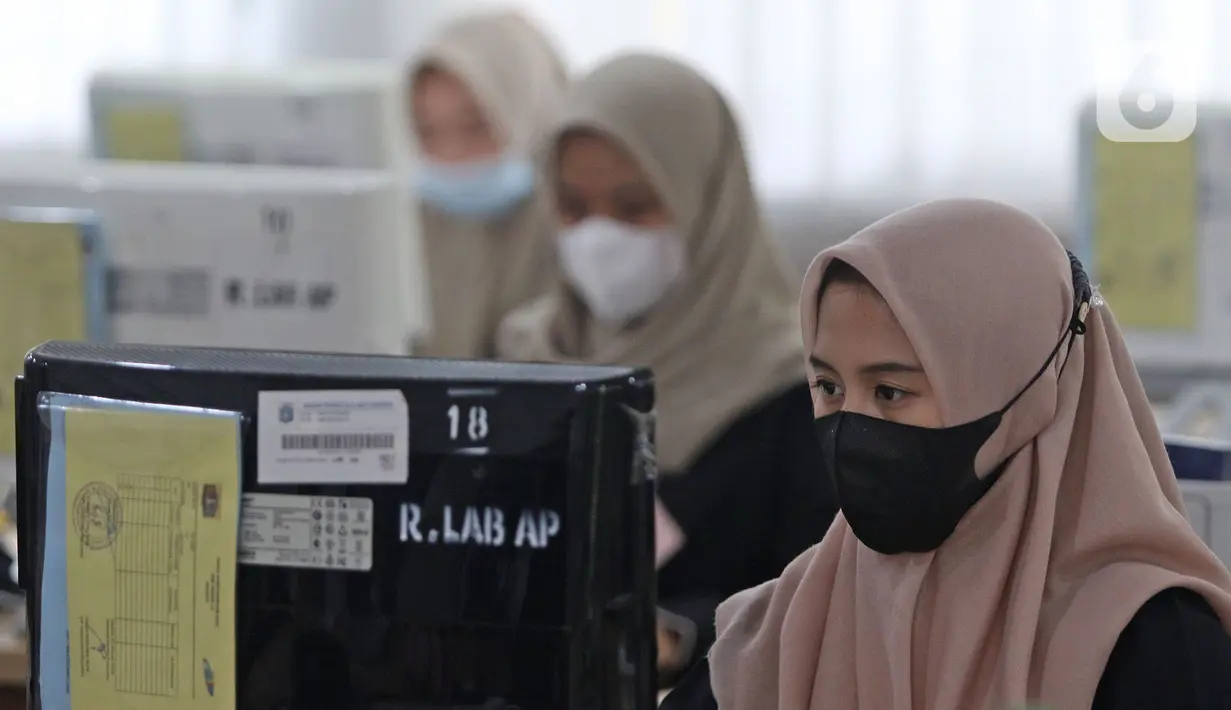 Sejumlah murid sedang Uji Sertifikasi Kompetensi (USK) di SMKN 51, Jakarta, Rabu (7/4/2021). Para murid diwajibakan membawa makanan sendiri  dan mengikuti syarat & panduan sekolah tatap muka seperti membuka pintu dan jendela.(Liputan6.com/Herman Zakharia)