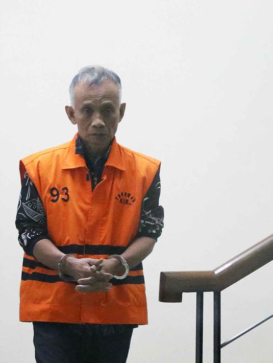 Sebelumnya, HM Kunang ditetapkan sebagai tersangka setelah terjaring Operasi Tangkap Tangan (OTT) KPK pada 18 Desember 2025. Tampak dalam foto, tersangka kasus dugaan suap ijon proyek di lingkungan Pemerintah Kabupaten Bekasi, HM Kunang berjalan keluar Gedung Merah Putih Komisi Pemberantasan Korupsi, Jakarta, Rabu (8/4/2026). (Liputan6.com/Helmi Fithriansyah)