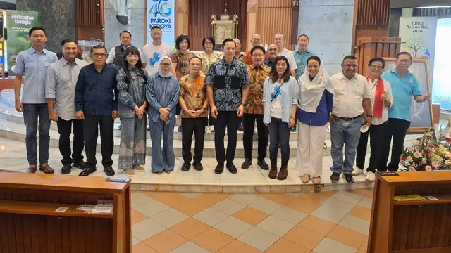 Ketua Umum Partai Demokrat Agus Harimurti Yudhoyono (AHY) menggelar bakti sosial menggunakan hasil lelang lukisan sang ayah Presiden ke-6 RI SBY.
