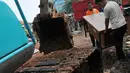 Warga tampak menyelamatkan barang-barangnya saat petugas satpol PP DKI membongkar lapak tersebut. (Liputan6.com/Johan Tallo)