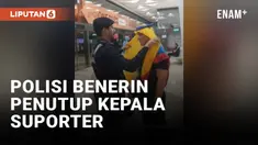 Aksi Polisi Qatar tertangkap kamera amatir. Ia membantu suporter Timnas Ekuador untuk pasang penutup kepala yang dipakai untuk meriahkan ajang Piala Dunia 2022.