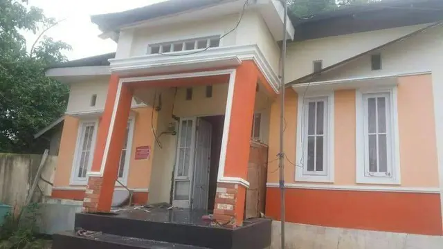 Sebuah rumah baru di Banjarmasin tiba-tiba doyong ke belakang.