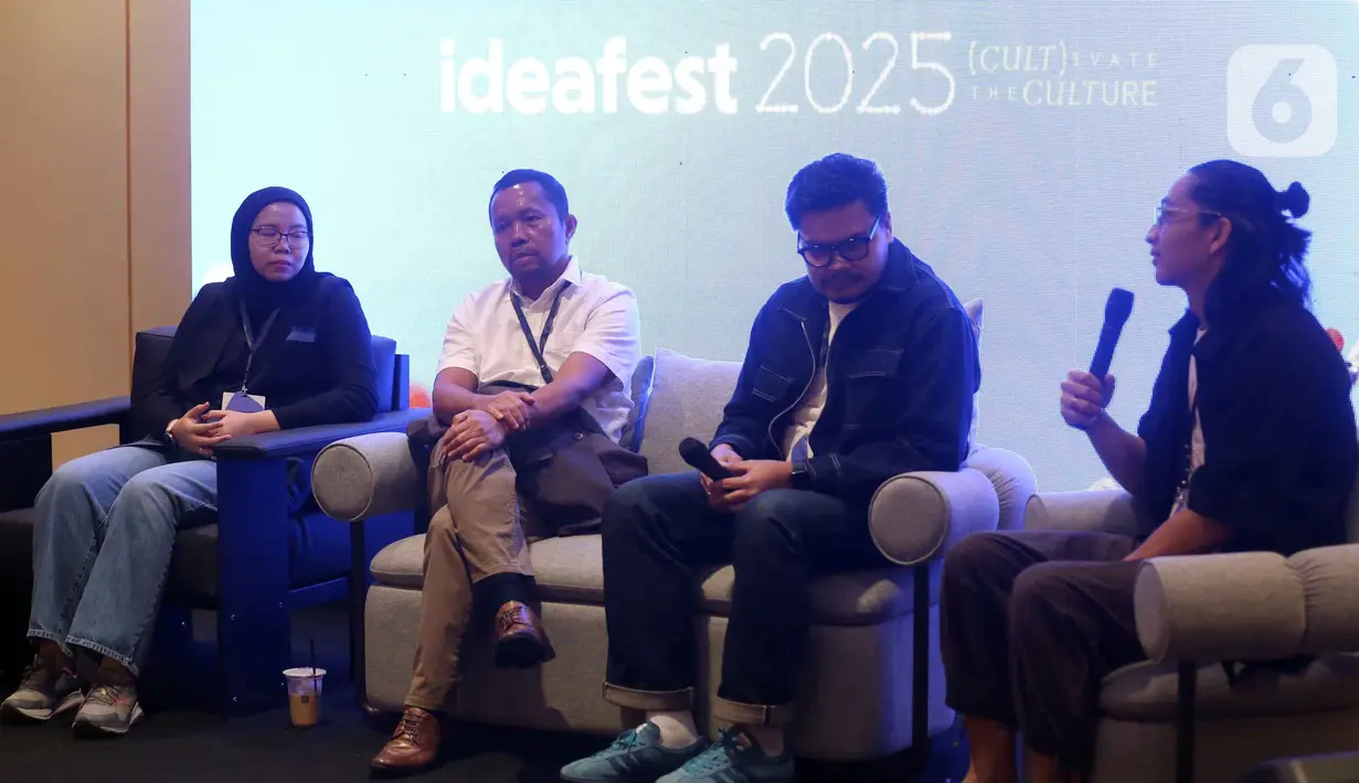 Chief Content Officer (CCO) Kapanlagi Youniverse (KLY), Wenseslaus Manggut saat berbicara di forum IdeaFest 2025 di Jakarta Internasional Convention Center (JICC), Minggu (2/11/2025). Beragam program inspiratif dihadirkan, mulai dari IdeaTalks, IdeaFest X, IdeaFest Night, hingga Experiential Expo dan Creative & Food Market oleh Semasa. (Liputan6.com/Helmi Fithriansyah)