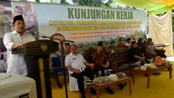 Menteri Desa, PDT dan Transmigrasi Marwan Jafar menyampaikan pidato saat melakukan kunjungan kerja di Desa Huntu Barat, Gorontalo, Minggu (10/1/2016). Marwan mengapresiasi pengelolaan dana desa di desa tersebut. (Foto; Wahyu Wening/Humas Kemendes)