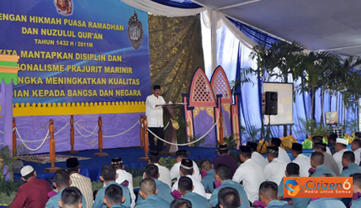 Komandan Korps Marinir Mayjen TNI (Mar) M. Alfan Baharudin buka puasa bersama prajurit Marinir Wilayah Timur dan 60 anak yatim piatu Panti Asuhan Annur Bangkingan Wiyung.