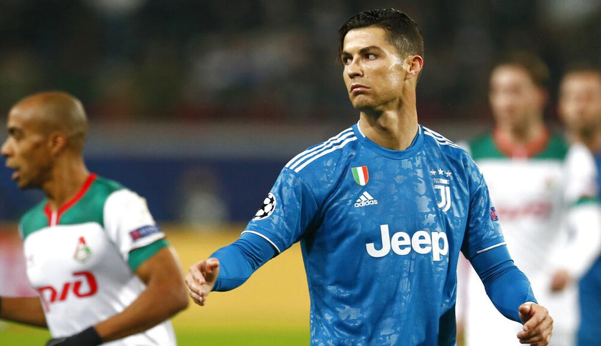 Striker Juventus, Cristiano Ronaldo, saat melawan Lokomotiv Moscow pada laga Liga Champions di RZD Arena, Rabu (6/11). Lokomotiv Moscow takluk 1-2 dari Juventus. (AP/Alexander Zemlianichenko)