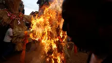 Warga membakar boneka dari jerami yang dianggap sebagai setan  Ghantakarna selama Festival Ghantakarna di kota kuno Bhaktapur, Nepal, Senin (1/8). Tradisi ini melambangkan musnahnya kejahatan di kota Bhaktapur. (REUTERS/Navesh Chitrakar)
