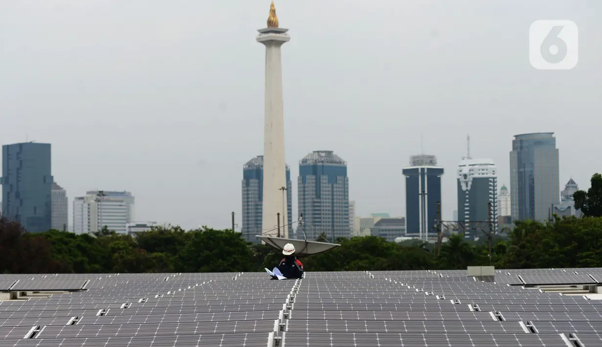 Teknisi melakukan pemeriksaan instalasi panel surya di Masjid Istiqlal, Jakarta, Kamis (3/9/2020). Sebanyak 506 panel surya dengan kapasitas untuk pencahayaan area masjid dengan total daya sebesar 150.000 watt atau setara dengan daya 115 rumah dengan langganan 1300 watt. . (merdeka.com/Imam Buhori)