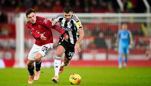 Pemain Manchester United, Manuel Ugarte (kiri), berebut bola dengan pemain Newcastle, Bruno Guimaraes, pada laga Liga Inggris antara Manchester United vs Newcastle di Manchester, Inggris, Jumat, 26 Desember 2025. (AP Photo/Dave Thompson)