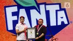 Senior Manager Museum Rekor Indonesia (MURI), Triyono (kiri) menyerahkan piagam ke Frontline Brand Manager The Coca-Cola Company Muhammad Maulana Soesetyo saat acara KapanLagi Pensi Bareng Fanta 2025 di Gelanggang Olahraga (GOR) atau Gelanggang Mahasiswa Soemantri Brodjonegoro, Jakarta, Sabtu (28/6/2025). (Liputan6.com/Herman Zakharia)