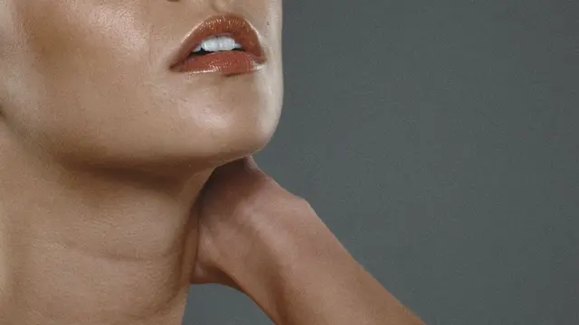 Bikin Kelihatan Tua, Ini 5 Cara Menghilangkan Garis dan Kerutan di Leher