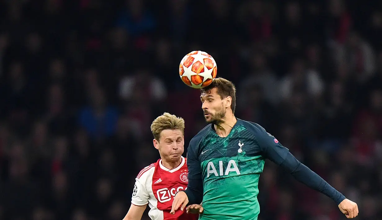 Duel udara penyerang Tottenham Hotspur, Fernando Llorente dan pemain Ajax Amsterdam, Frenkie de Jong pada laga kedua semifinal Liga Champions 2018/19 di Stadion Johan Cruyff, Rabu (8/5). Tottenham secara dramatis merebut tiket final Liga Champions setelah menaklukkan Ajax 3-2. (AP/ Martin Meissner)