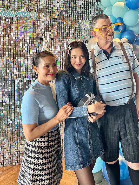 Ia melengkapi penampilannya dengan riasan natural, menampilkan wajah alami dan segar dari Lisa BLACKPINK. [@chitthipbruschweiler]