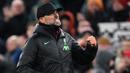 Pelatih Liverpool, Jurgen Klopp melakukan selebrasi setelah timnya mencetak gol ke gawang Newcastle pada laga lanjutan Liga Inggris 2023/2024 di Anfield, Liverpool, Inggris, Selasa (02/01/2024) dini hari WIB. (AP Photo/Jon Super)