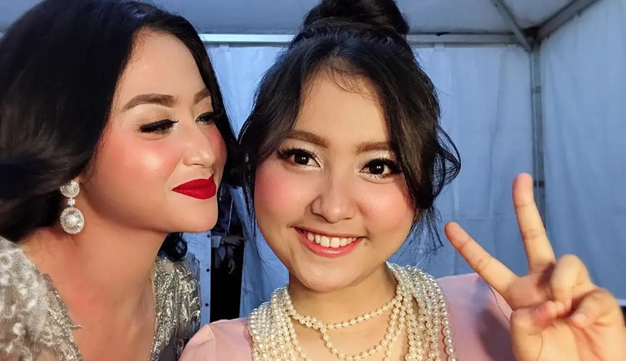 Memiliki paras cantik, Lebby pun sering mengunggah potretnya menawannya ke dalam media sosial Instagram @lebbywilayati. Banyak dari potretnya tersebut saat ia mengenakan makeup tebal karena untuk manggung maupun saat jadi model. (Liputan6.com/IG/@lebbywilayati)