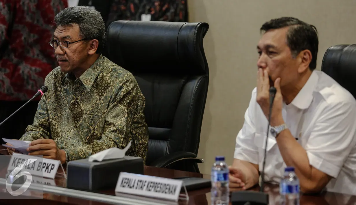 Luhut Binsar Pandjaitan (kanan) dan Ardan Adi Perdana  saat menghadiri MoU di Gedung Bina Graha, Jakarta, Jumat (10/7/2015).  MoU ini akan menjadi landasan pengawasan serta pengendalian 100 program prioritas Presiden Jokowi. (Liputan6.com/Faizal Fanani)