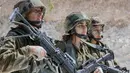 Tentara wanita Israel dari Batalion Bardalas saat menjalani latihan di sebuah kamp militer di dekat Yoqne'am Illit, Israel Utara, (13/9). Batalion Bardales diperkuat oleh tentara pria dan wanita. (AFP Photo/Jack Guez)