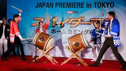 Sutradara Jon Watts (kanan) dan Tom Holland (kiri) menabuh gendang saat pemutaran perdana filmnya di Tokyo, Senin (7/8). Tabuhan gendang turut meramaikan pemutaran perdana film produksi Marve Studio ini. (Shizuo Kambayashi /AP)