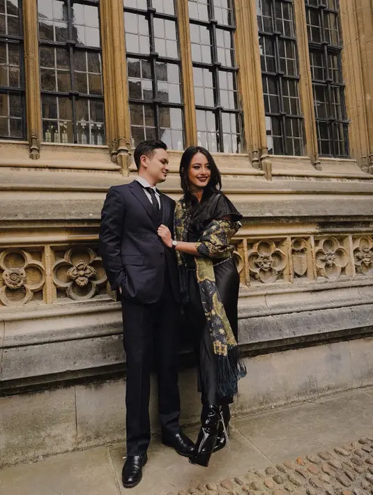 Adik Maudy Ayunda, Amanda Khairunnisa tak ragu tampil serba hitam saat kondangan. Ia padukan dress hitam satin panjang dengan kain Batik sebagai selendang dan boots [@akhairunnisa]