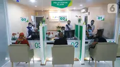 Customer Service melayani warga pada Hari Pelanggan Nasional di Kantor BPJAMSOSTEK Cabang Cikokol, Kota Tangerang Senin (06/9/2021). Mengusung tema Protecting and Empowering, BPJAMSOSTEK ingin membangun budaya pelayanan yang baik guna menciptakan loyalitas. (Liputan6.com/HO/BPJamsostek)