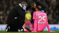 Kiper Manchester City asal Italia bernomor punggung 25, Gianluigi Donnarumma, menerima perawatan medis selama pertandingan Liga Inggris antara Manchester City dan Leeds United di Stadion Etihad di Manchester, barat laut Inggris, pada 29 November 2025. (Oli SCARFF/AFP)