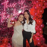 Menantu Hotman Paris tampil glamor dengan mini dress model one shoulder saat after party. [@malvava]