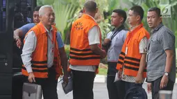Terdakwa mantan Dirjen Hubla Kementerian Perhubungan Antonius Tonny Budiono (kiri) bersama para tersangka lainya turun dari mobil tahanan bersiap menjalani pemeriksaan di gedung KPK, Jakarta, Senin (23/4). (Merdeka.com/Dwi Narwoko)