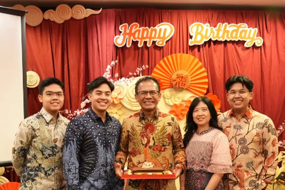 7 Potret Kenangan Jerome Polin dengan Mendiang Ayah, Penuh Kehangatan dan Bikin Haru