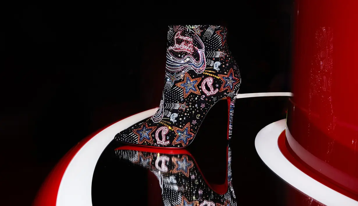 Pertunjukan ini terdiri dari 13 penari beragam yang mengenakan koleksi Spring/Summer 2023 termasuk pilihan gaya FLUO dan LIPSTRASS HEEL baru. (Dok/Christian Louboutin).