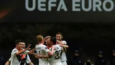 Bek Shakhtar Donetsk, Yaroslav Rakitskiy, mencetak gol pertama saat menang 2-1 di kandang Braga pada laga leg pertama perempat final Liga Europa, di Stadion AXA, Braga, Jumat (8/4/2016) dini hari WIB.  (AFP/Francisco Leong)