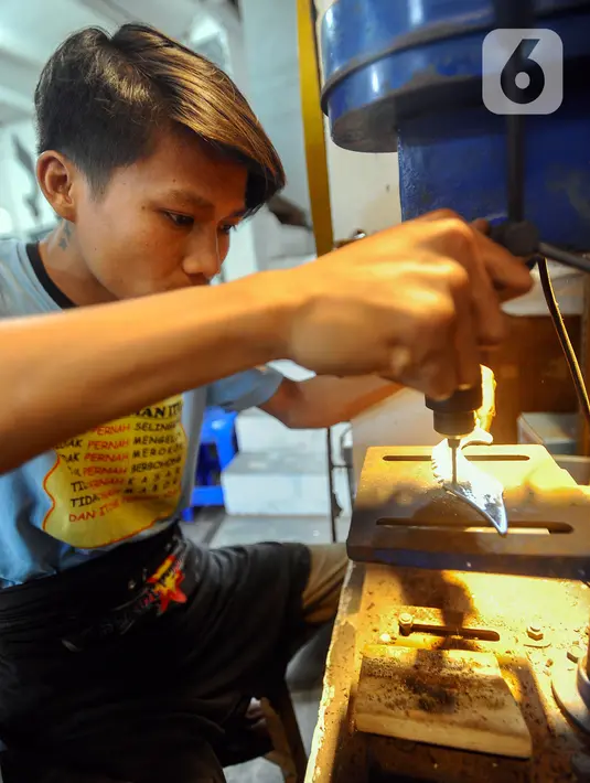 <p>Produksi Kujang Pajajaran tersebut untuk memenuhi pesanan ke sejumlah wilayah di Jabodetabek, Garut, Kuningan, dan Bandung. (merdeka.com/Arie Basuki)</p>