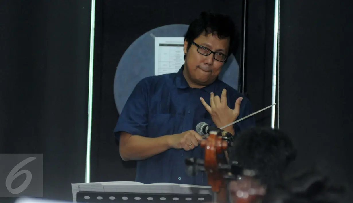 Erwin Gutawa menjalani sesi latihan bersama musisi legendaris, Iwan Fals di kawasan Cilandak, Jakarta, Minggu (21/8). Erwin Gutawa Orchestra jadi pengiring sederet musisi kenamaan Tanah Air di malam puncak HUT SCTV ke-26. (Liputan6.com/Helmi Afandi)