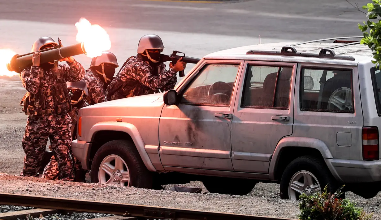 Militer UEA unjuk kebolehan saat Pameran Pertahanan Internasional (IDEX) di Abu Dhabi, Minggu (19/2). Panitia IDEX 2017 menyebut pameran ini dikunjungi lebih dari 150 delegasi negara dan lebih dari 100 ribu pakar. (AFP PHOTO/ KARIM SAHIB)
