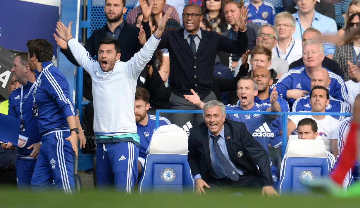 Pemain Liverpool merayakan gol yang dicetak Philippe Coutinho ke gawang Chelsea dalam laga Liga Premier Inggris di Stadion Stamford Bridge, London, Sabtu (31/10/2015). (Reuters/Philip Brown)