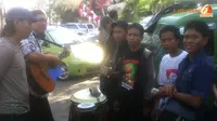 Jelang Pencoblosan, Rumah Khofifah Dipadati Pengamen