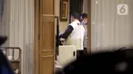 Penyidik KPK saat menggeledah rumah dinas Wakil Ketua DPR RI, Azis Syamsuddin, Jakarta, Rabu (28/4/2021). Penggeledahan terkait suap jual beli jabatan dengan tersangka Wali Kota Tanjung Balai, M Syahrial dan penyidik KPK dari unsur Polri, Stepanus Robin Pattuju. (Liputan6.com/Helmi Fithriansyah)