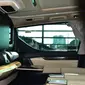 Modifikasi interior Toyota Alphard sekelas limousine. (Septian/Liputan6.com)