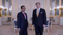 Presiden Joko Widodo berfoto bersama dengan Raja Belanda Willem-Alexander saat kunjungannya ke Istana Noordeinde, Den Haag, Jumat (22/4). Pertemuan di Negeri Kincir Angin ini merupakan kunjungan resmi dengan misi ekonomi. (Foto: Laily Rachev/Setpres RI)