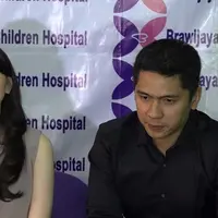 Donita dan Adi Nugroho sudah resmi menjadi orangtua seutuhnya sejak kelahiran anak pertamanya, Athariz Alfarizqi Svarga Nugroho pada 12 November lalu. Meskipun masih canggung menggendong bayi, Donita akan memberikan ASI Eksklusif kepada Athariz.