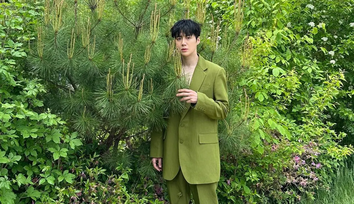 Akting Kim Seon Ho dalam film tersebut pun sukses mendapat banyak pujian dari netizen. Ia juga tampak mengunggah momen saat melakukan promosi film tersebut, termasuk saat menjalani pemotretan. (Liputan6.com/IG/@seonho__kim)