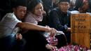 Kerabat menabur bunga di makam presenter sekaligus komedian Nina Carolina atau yang akrab dipanggil Mpok Alpa di Tempat Pemakaman Umum (TPU) Kujaran, Ciganjur, Jakarta Selatan pada Jumat (15/8/2025). (KapanLagi.com/Budy Santoso)