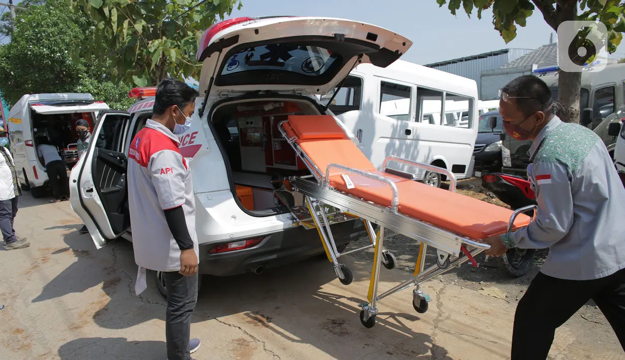 Pekerja menyelesaikan perakitan mobil ambulans di Babelan, Kabupaten Bekasi, Jawa Barat, Minggu (27/9/2020). Perakitan mobil ambulans meningkat 100 persen menjadi 700 unit saat pandemi COVID-19 dengan harga Rp 20 juta hingga Rp 1,5 milliar. (Liputan6.com/Herman Zakharia)