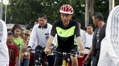 Presiden RI, Joko Widodo bersepeda di Hari Bebas Kendaraan Bermotor, Jakrta, Minggu (11/1/2015). (Liputan6.com/Faizal Fanani)