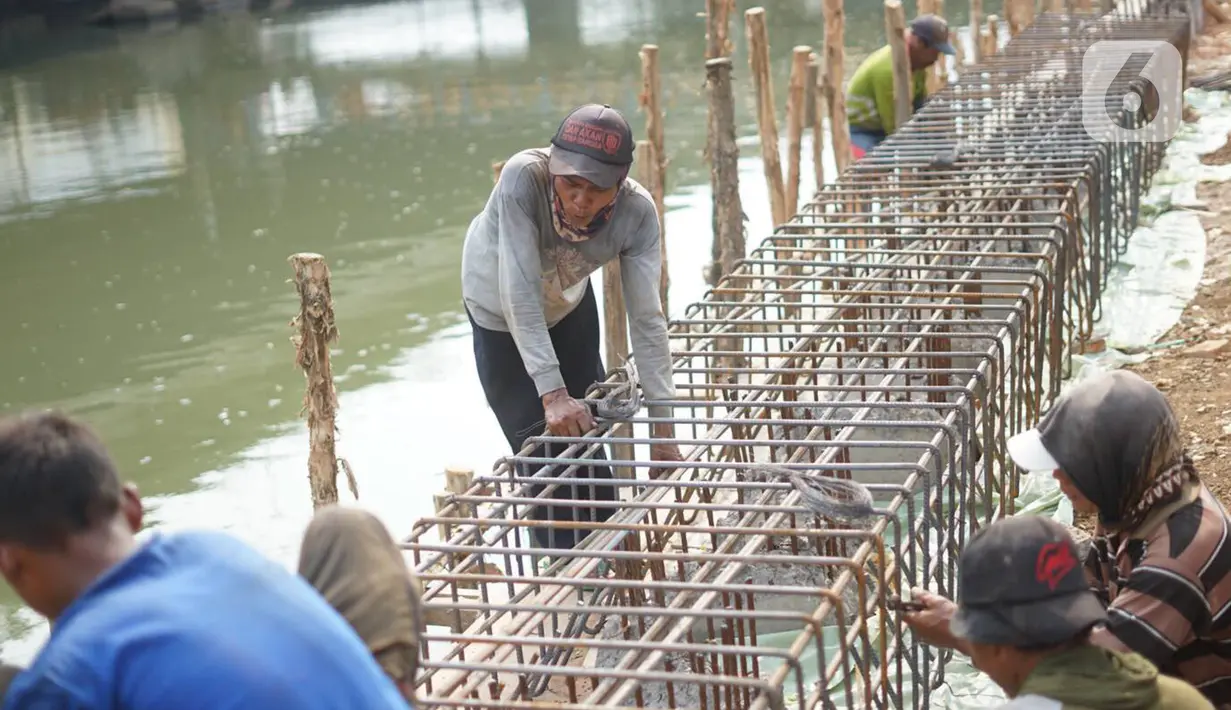 Pekerja menyelesaikan pembuatan turap Kali Ancol di Jakarta Utara, Minggu (15/12/2019). Pembangunan prasarana kali tersebut ditargetkan selesai pada akhir 2019. (Liputan6.com/Immanuel Antonius)