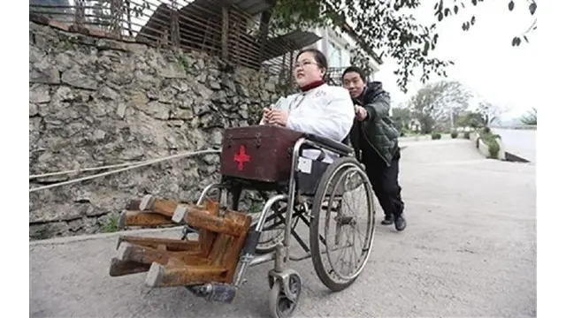 Tak jarang suami Li, harus menggendongnya demi mengunjungi rumah pasien yang berada di atas gunung.