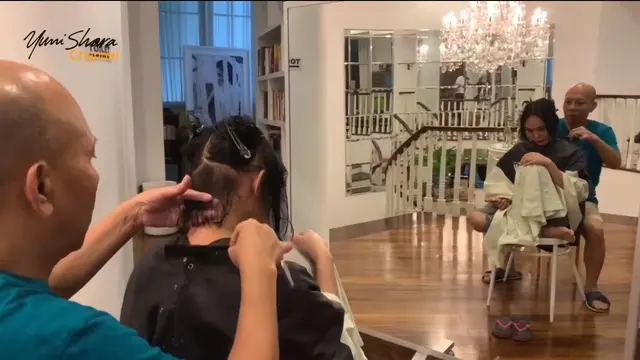 Momen Yuni Shara potong rambut di rumah