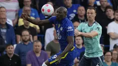 Penyerang Chelsea Romelu Lukaku berebut bola dengan bek Leicester City Jonny Evans pada laga tunda pekan ke-27 Liga Inggris 2021-2022 di Stadion Stamford Bridge, Jumat (20/5/2022) dini hari WIB. Chelsea harus puas bermain imbang 1-1 ketika menjamu Leicester City. (AP Photo/Frank Augstein)