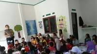 Bigadir Nasrullah mengajar anak-anak Desa Tanjung Agung, Kabupaten Lahat secara gratis (Liputan6.com / ist - Nefri Inge)