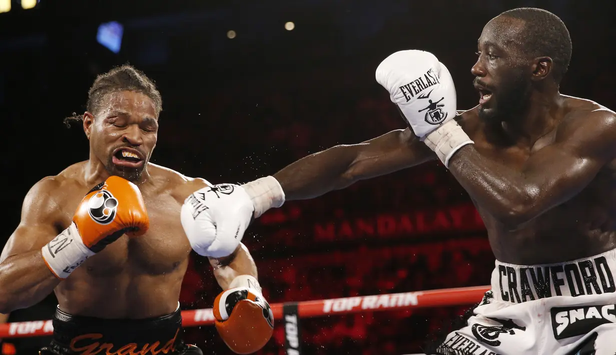 Terence Crawford (kanan) memukul Shawn Porter pada pertandingan tinju perebutan gelar juara dunia kelas welter WBO di Las Vegas, Amerika Serikat, 20 November 2021. Terence Crawford menang TKO pada ronde 10. (AP Photo/Chase Stevens)